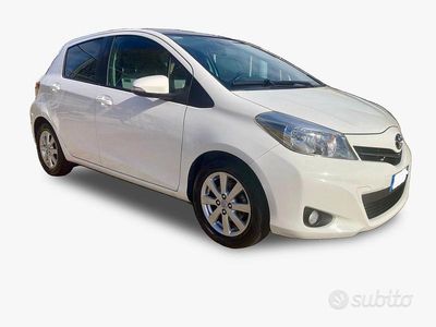 Usata Toyota Yaris 90 CV (66 kW) 2013 Bianco Utilitaria
