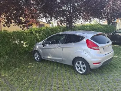 Gebraucht Ford Fiesta Titanium 97 PS (71 kW) 2010 Grau Limousine