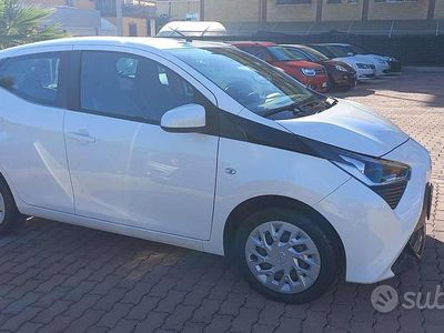 Usata Toyota Aygo Connect Style 72 CV (52 kW) 2021 Bianco Utilitaria