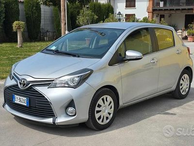 Usata Toyota Yaris 70 CV (51 kW) 2015 Grigio Utilitaria