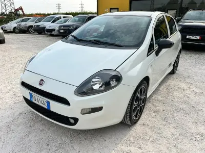 Usata Fiat Punto Lounge 75 CV (55 kW) 2015 Nero Utilitaria