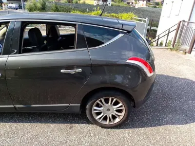 Usata Lancia Delta 120 CV (88 kW) 2011 Utilitaria