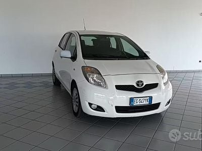 Usata Toyota Yaris Sol 90 CV (66 kW) 2011 Bianco Utilitaria