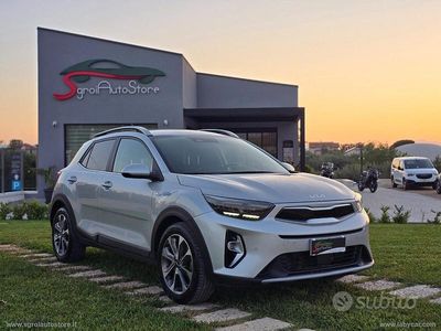 Usata Kia Stonic Style 100 CV (73 kW) 2022 Argento SUV