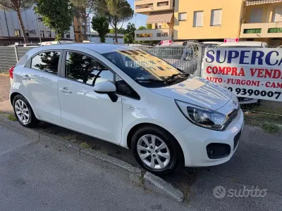 Usata Kia Rio 75 CV (55 kW) 2014 Bianco Berlina