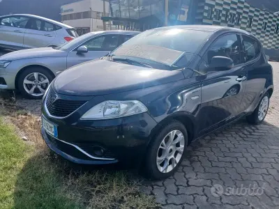 Usata Lancia Ypsilon Gold 69 CV (50 kW) 2016 Bluazzurro Utilitaria