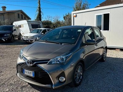 Usata Toyota Yaris Lounge 90 CV (66 kW) 2016 Grigio Berlina