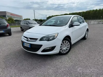 Usata Opel Astra 101 CV (74 kW) 2014 Bianco Berlina