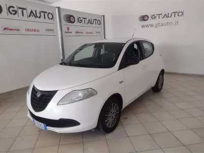 Usata Lancia Ypsilon Gold 69 CV (50 kW) 2015 Bianco Utilitaria