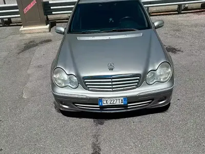 Usata Mercedes C220 150 CV (110 kW) 2005 Grigio Berlina