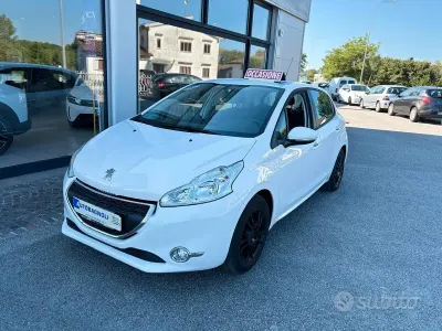 Usata Peugeot 208 Active 82 CV (60 kW) 2013 Bianco Utilitaria