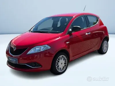 Usata Lancia Ypsilon Silver 95 CV (69 kW) 2017 Rosso Utilitaria