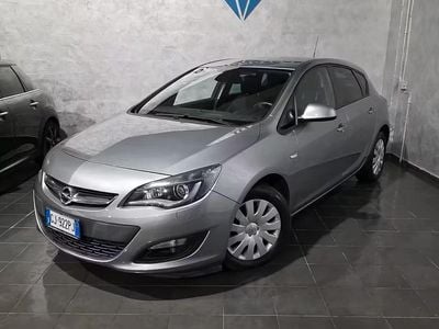 Usata Opel Astra Cosmo 140 CV (102 kW) 2014 Grigio Berlina