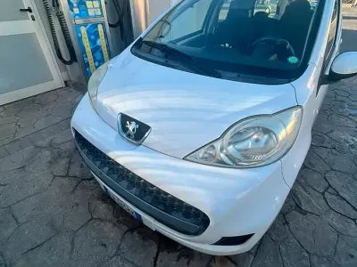 Usata Peugeot 107 68 CV (50 kW) 2010 Bianco Utilitaria
