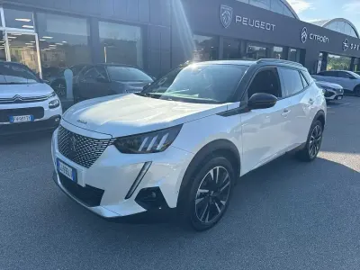 Usata Peugeot e-2008 GT 56 kW (77 CV) 2022 Bianco SUV