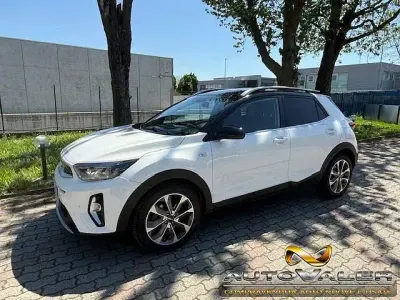 Używany Kia Stonic Sport 101 KM (74 kW) 2022 Biały SUV