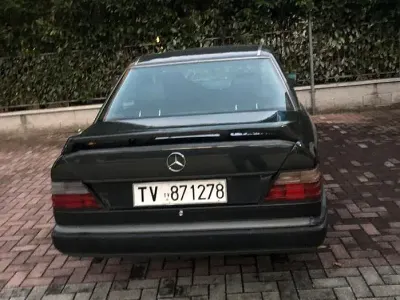 Usata Mercedes 200 122 CV (89 kW) 1992 Nero Berlina