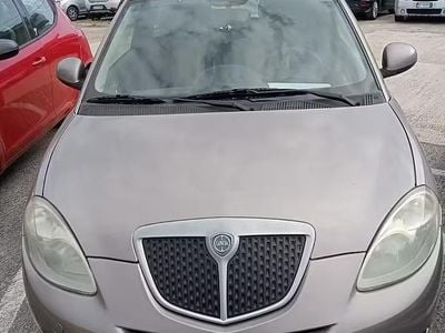 Begagnad Lancia Ypsilon 77 HK (56 kW) 2010 Lila Halvkombi