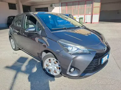 Usata Toyota Yaris Lounge 69 CV (50 kW) 2017 Grigio Berlina