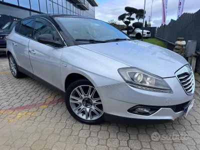 Usado Lancia Delta Platinum 120 CV (88 kW) 2012 Gris Utilitario