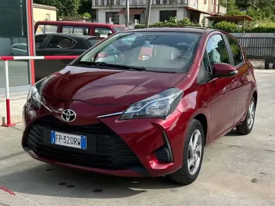 Usata Toyota Yaris Active 72 CV (52 kW) 2018 Rosso Berlina