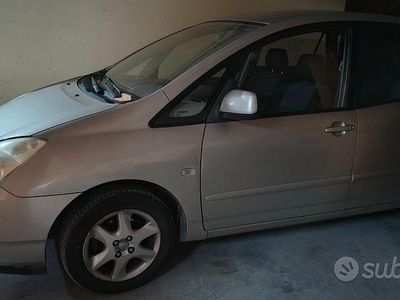 Usata Toyota Corolla Verso 2002 Grigio Monovolume