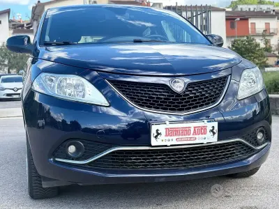 Usado Lancia Ypsilon Gold 69 CV (50 kW) 2018 Azul Utilitario