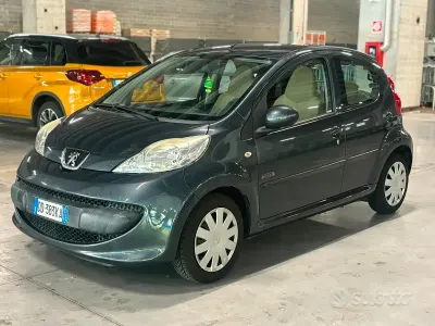 Usata Peugeot 107 68 CV (50 kW) 2007 Grigio Utilitaria
