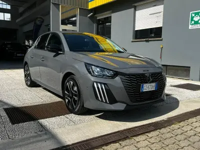 Usata Peugeot 208 Allure 101 CV (74 kW) 2025 Grigio selenium Utilitaria