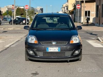 Usata Ford Fiesta Ghia 75 CV (55 kW) 2008 Argento Utilitaria