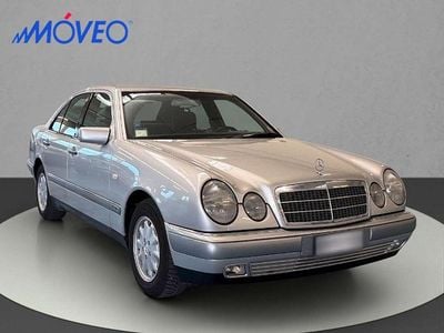 Usata Mercedes E200 Avantgarde 136 CV (100 kW) 1996 Argento Berlina