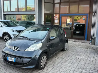 Usata Peugeot 107 68 CV (50 kW) 2006 Grigio Utilitaria