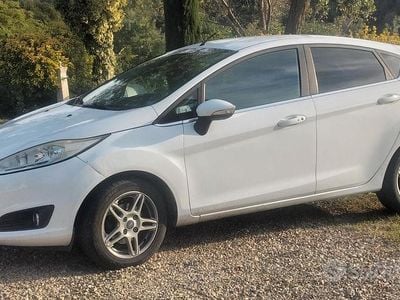 Usata Ford Fiesta 92 CV (67 kW) 2014 Bianco Utilitaria
