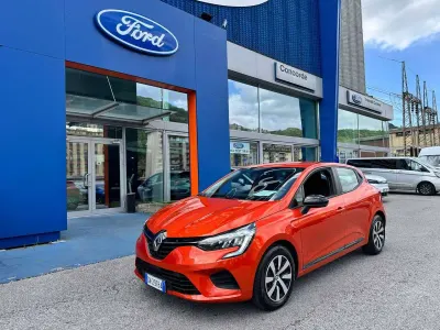 Käytetty Renault Clio V SE 67 HP (49 kW) 2023 Oranssi Sedan