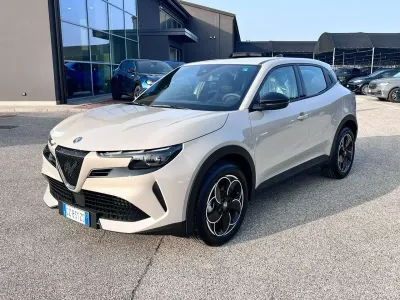 Nouvelle Alfa Romeo Junior 61 kW (84 ch) 2025 Gris SUV