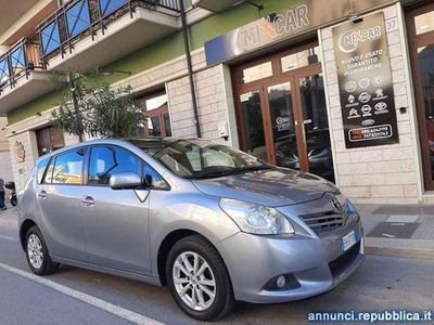 usata Toyota Avensis Verso 2.0 D Luxury Pack 7 posti TETTO Corato