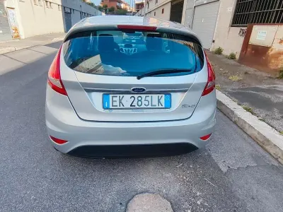 Usado Ford Fiesta Titanium 60 HP (44 kW) 2012 Cinzento Sedan