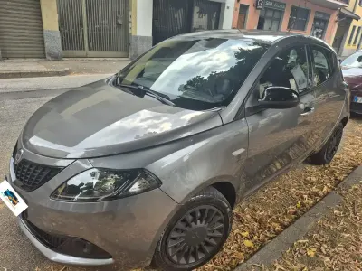 Usata Lancia Ypsilon Silver 69 CV (50 kW) 2022 Grigio Utilitaria