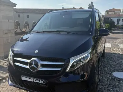 Usata Mercedes V220 Avantgarde 163 CV (119 kW) 2022 Blu/azzurro Monovolume