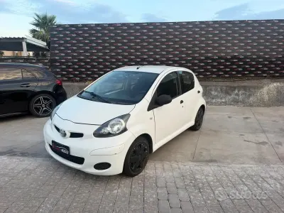 Usata Toyota Aygo Connect Style 68 CV (50 kW) 2012 Bianco Utilitaria