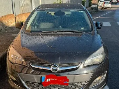 Usata Opel Astra 82 CV (60 kW) 2012 Nero Station wagon