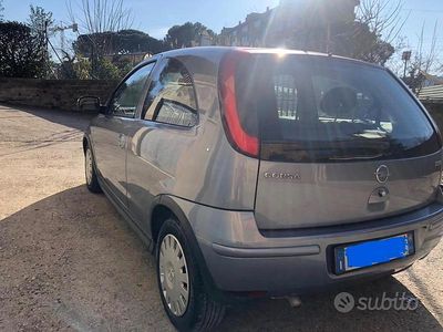 Używany Opel Corsa 69 KM (50 kW) 2004 Szary Hatchback