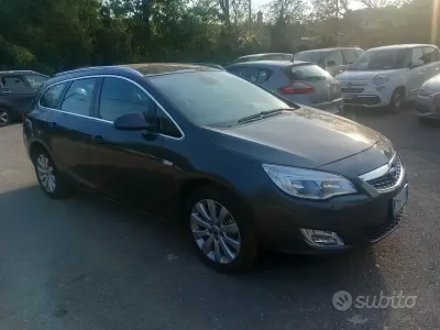 Usata Opel Astra Cosmo 125 CV (91 kW) 2012 Grigio Station wagon