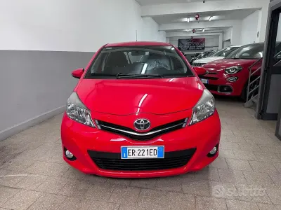 Usata Toyota Yaris Lounge 69 CV (50 kW) 2013 Rosso Utilitaria