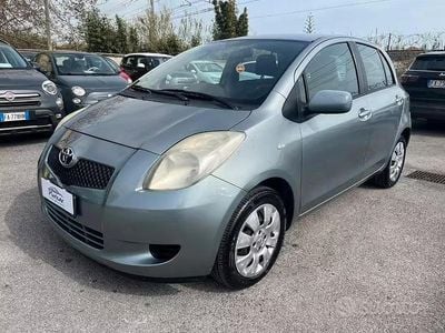 Usata Toyota Yaris Sol 69 CV (50 kW) 2007 Grigio Utilitaria