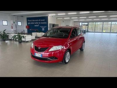 Usado Lancia Ypsilon Gold 70 HP (51 kW) 2017 Vermelho Citadino