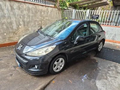 Gebraucht Peugeot 207 73 PS (53 kW) 2010 Schwarz Limousine