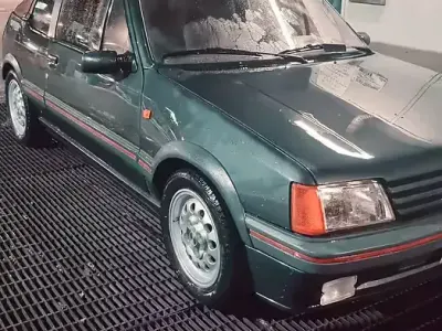 Usata Peugeot 205 113 CV (83 kW) 1989 Grigio Cabrio
