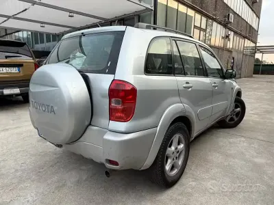 Usata Toyota RAV4 150 CV (110 kW) 2001 Grigio SUV