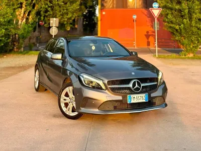 Usata Mercedes A180 109 CV (80 kW) 2017 Grigio Utilitaria